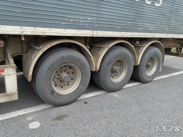 沃尔沃4X2牵引车配飞翼箱,这台快递车改装的不简单