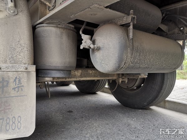 沃尔沃4X2牵引车配飞翼箱,这台快递车改装的不简单