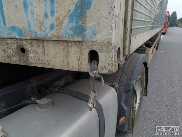 沃尔沃4X2牵引车配飞翼箱,这台快递车改装的不简单