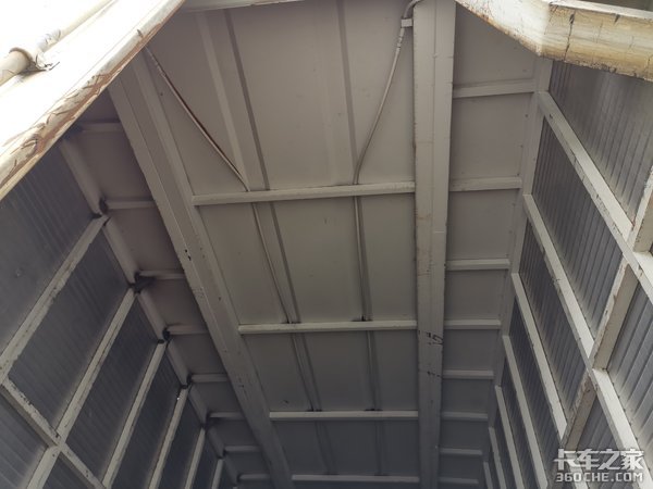 沃尔沃4X2牵引车配飞翼箱,这台快递车改装的不简单