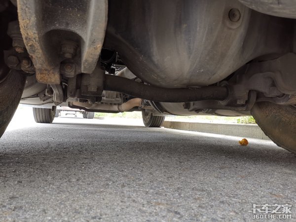 沃尔沃4X2牵引车配飞翼箱,这台快递车改装的不简单