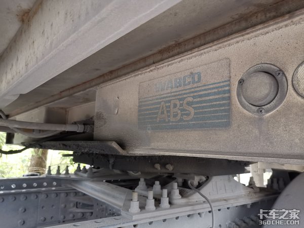 沃尔沃4X2牵引车配飞翼箱,这台快递车改装的不简单