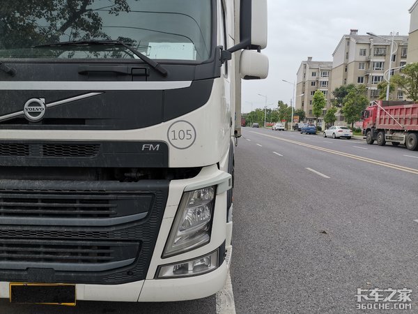 沃尔沃4X2牵引车配飞翼箱,这台快递车改装的不简单