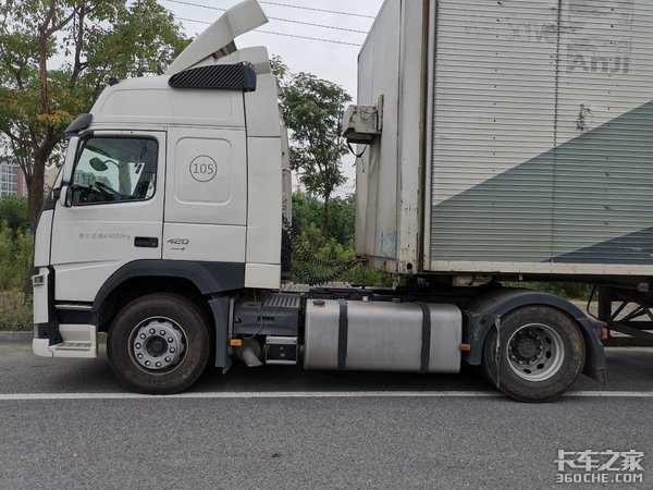 沃尔沃4X2牵引车配飞翼箱,这台快递车改装的不简单