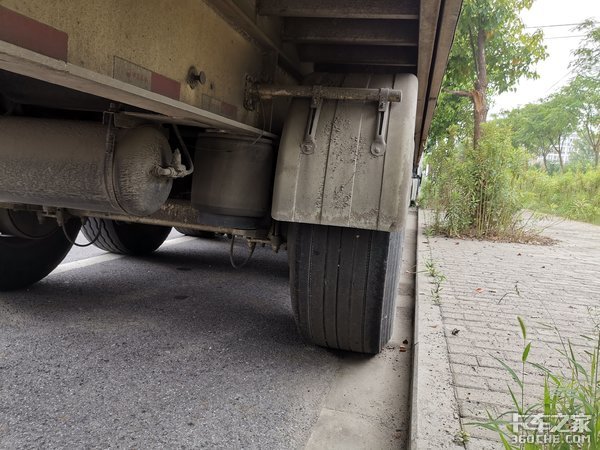 沃尔沃4X2牵引车配飞翼箱,这台快递车改装的不简单