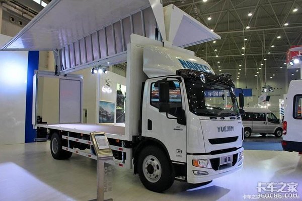 沃尔沃4X2牵引车配飞翼箱,这台快递车改装的不简单