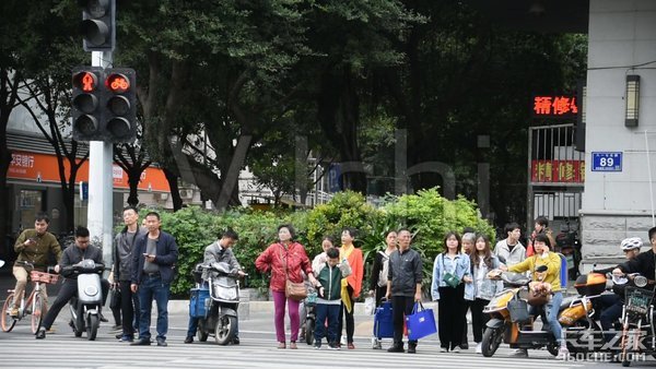 行人钻进大货车盲区负全责，交警这样的做法太公平了!