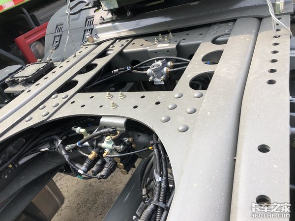 AMT变速箱 快递运输选重汽T7H准没错！