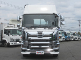 带你看看日野Profia牵引车，这激进的造型，你喜欢吗？