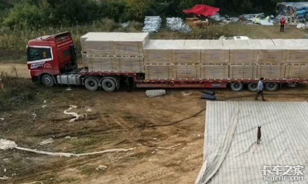 特殊的“跟车人”为卡车司机保驾护航