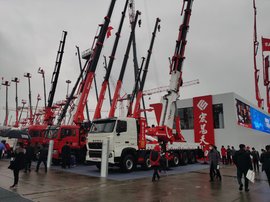 车市速看：最大起重135吨 配豪沃底盘的宏昌天马随车吊亮相宝马展