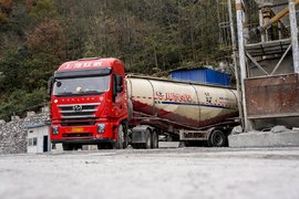 LNG牵引车跑山路怎么样？我们跟着上汽红岩国六LNG牵引车跑了一趟山区