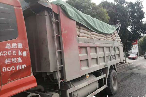 蓝牌轻卡又出问题!核载1.5吨实载30吨 记6分罚500能解决问题吗