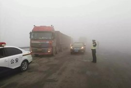 43车连撞，大货车熊熊燃烧，货车司机遇到团雾天气应该怎么办？