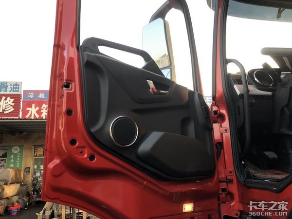 专业化猪仔运输车什么样,这款东风天龙KL载货车名不虚传