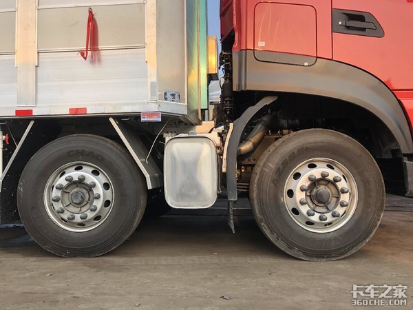 专业化猪仔运输车什么样,这款东风天龙KL载货车名不虚传