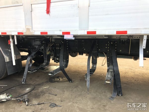 专业化猪仔运输车什么样,这款东风天龙KL载货车名不虚传