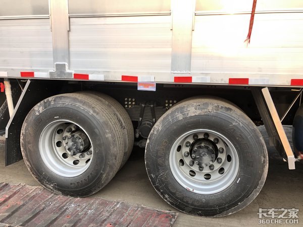 专业化猪仔运输车什么样,这款东风天龙KL载货车名不虚传