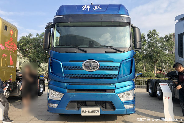 500马力燃气机 2240升大气罐 安全配置配齐 这辆J7LNG牵引车不一般！