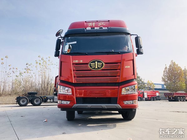 实拍解放J6P 8X4冷藏车，为啥不是气囊悬挂？车主：没优惠