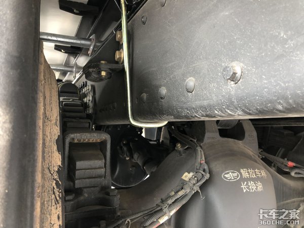 实拍解放J6P 8X4冷藏车，为啥不是气囊悬挂？车主：没优惠