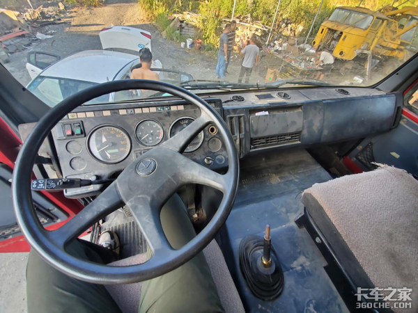 奔驰NG同款驾驶室，实拍油田退役后的铁马重卡