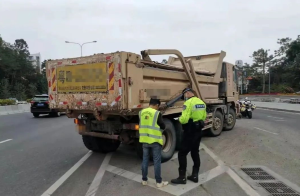 记3分罚200 4地严查大货车右转不停车