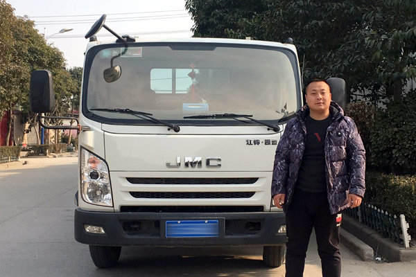 从第一台轻卡开始就与它结缘 江铃轻卡让卡友王称拉货休息两不误