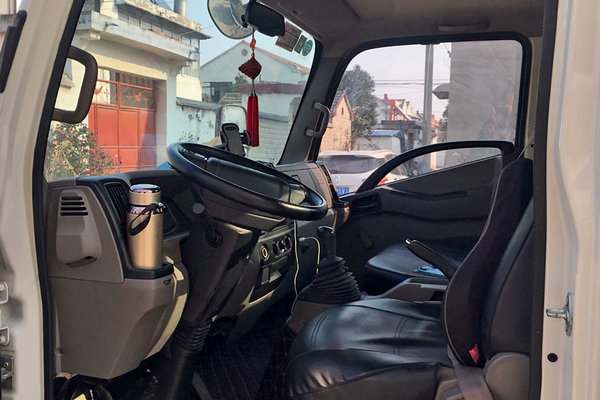 从第一台轻卡开始就与它结缘 江铃轻卡让卡友王称拉货休息两不误