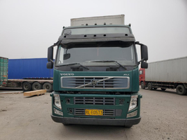 实拍2002款沃尔沃FM牵引车,它已经老的没法跑长途了