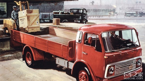 带你看看沃尔沃早期的平头卡车，这大灯造型太“萌”了