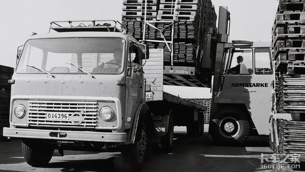 沃尔沃早期平头卡车 这大灯造型太萌了