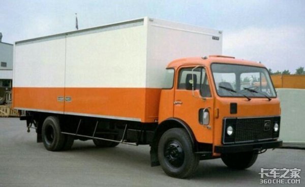 沃尔沃早期平头卡车 这大灯造型太萌了