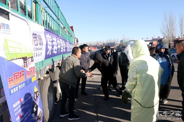 新国标挂车运输液袋穿无人区走长下坡 锣响团队抵达巴市并举行品鉴会