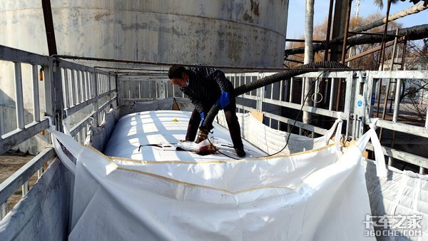 新国标挂车运输液袋穿无人区走长下坡 锣响团队抵达巴市并举行品鉴会