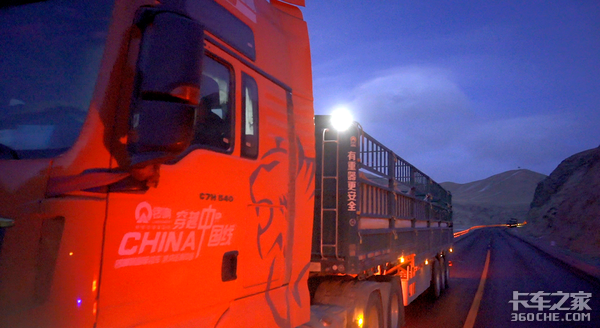 新国标挂车运输液袋穿无人区走长下坡 锣响团队抵达巴市并举行品鉴会