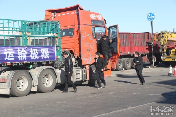 新国标挂车运输液袋穿无人区走长下坡 锣响团队抵达巴市并举行品鉴会