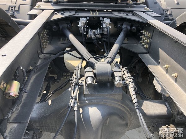 雷诺450马力配轻量化底盘 钢材、砂石料用车东风天龙VL评测
