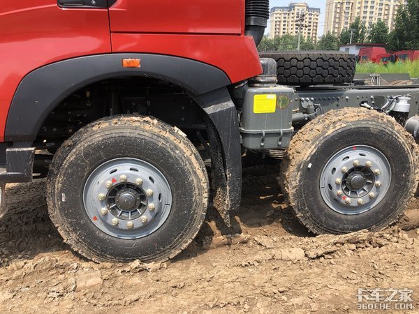 自卸车也有奢华版——HOWO T7H 8x4专用底盘