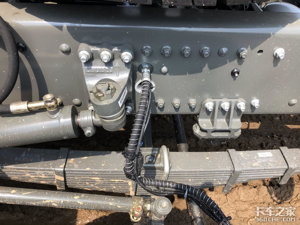 自卸车也有奢华版——HOWO T7H 8x4专用底盘