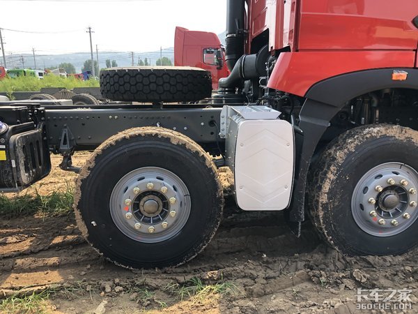 自卸车也有奢华版——HOWO T7H 8x4专用底盘