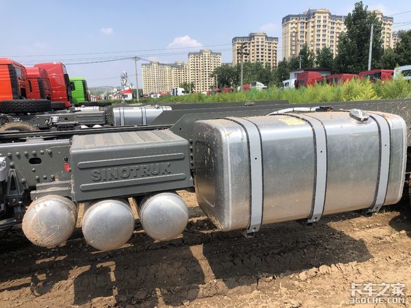 自卸车也有奢华版——HOWO T7H 8x4专用底盘