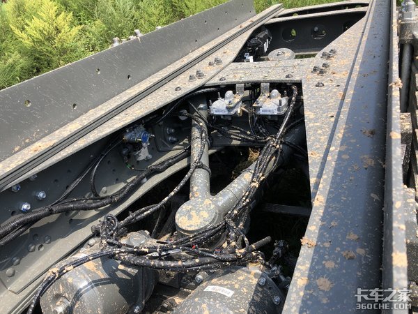 自卸车也有奢华版——HOWO T7H 8x4专用底盘