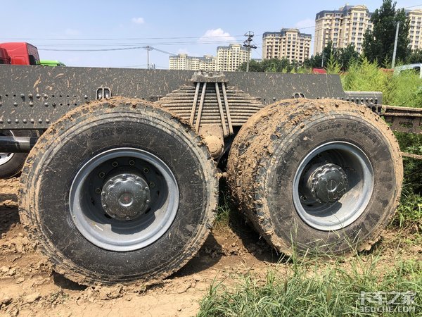 自卸车也有奢华版——HOWO T7H 8x4专用底盘