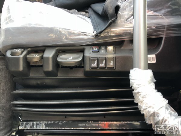 自卸车也有奢华版——HOWO T7H 8x4专用底盘