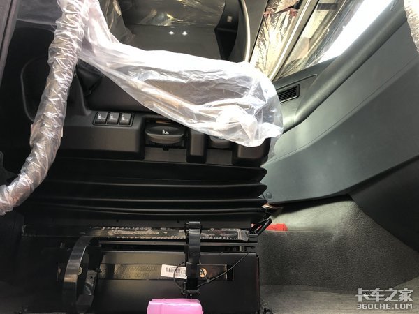 自卸车也有奢华版——HOWO T7H 8x4专用底盘