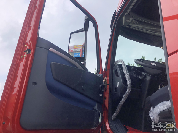 自卸车也有奢华版——HOWO T7H 8x4专用底盘