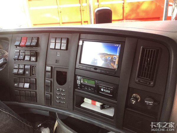 自卸车也有奢华版——HOWO T7H 8x4专用底盘