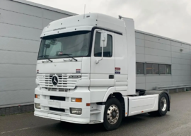 奔驰首款平地板卡车见过没? 设计配置真前卫 放现在也够用!