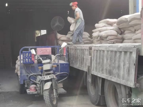三龙龙江自卸车 农村建材运输装卸好帮手